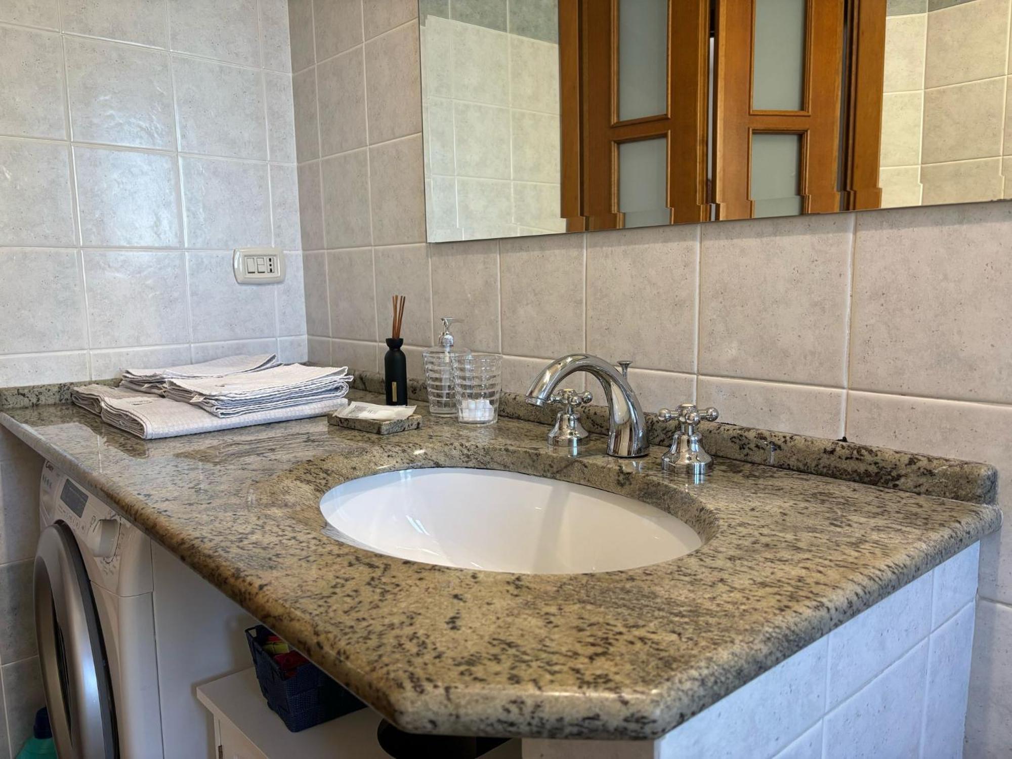 Bright Port View Apartment- Free Parking Cagliari Bagian luar foto