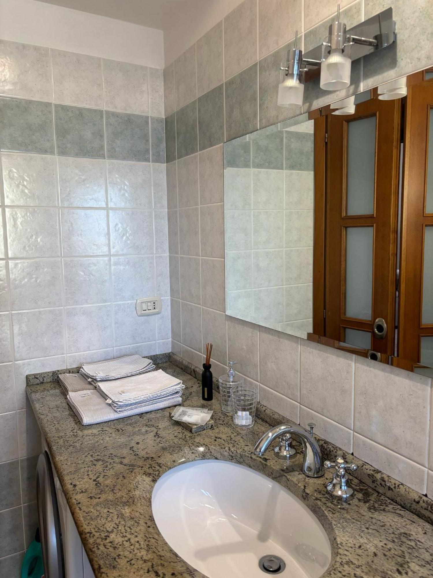 Bright Port View Apartment- Free Parking Cagliari Bagian luar foto